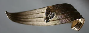 vintage *ETCHED GOLD TONE LEAVE DESIGN PIN W/TINY INSECT ON TOP* SO CUTE 2 1/4" - Picture 1 of 5
