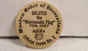 Seltene NUMISMATISCHE FLAGGE 1967 Holz Nickel Münze Medaille a * - Bild 1 von 2