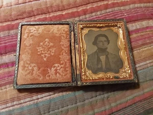 Fotografía antigua daguerrotipo tipo hojalata 1800 hombre foto genuina con tapa - Imagen 1 de 9