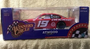 Nuovo con scatola 2000 "Winners Circle" CASEY ATWOOD #19 DODGE ~ 1:24 pressofuso NASCAR replica - Foto 1 di 3