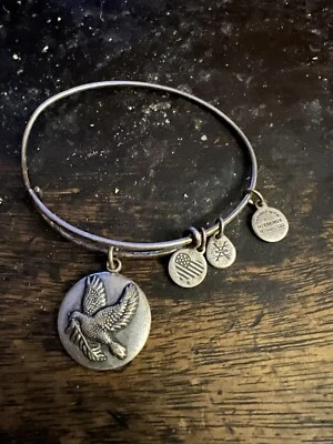 Pulsera Alex And Ani Dove Foto 1 de 2