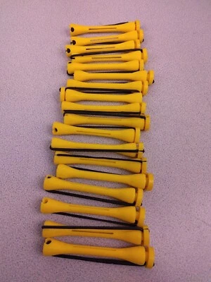 Безымянный лот из 18 желтых пластиковых 2 1/2-дюймовых эластичных пермских стержней.         (51.1) - Изображение 1 из 4