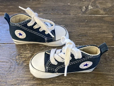 Zapatos de bebé Converse All Stars talla 2 color cuna negro ¡todavía en excelente estado! Foto 1 de 4