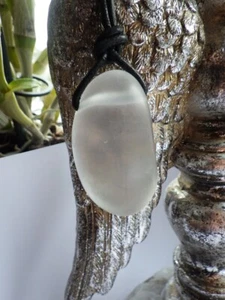 SCHMUCK-STCK BERGKRISTALL Heil Stein GEBOHRT Freeform ANHÄNGER matt Lederband - Picture 1 of 3