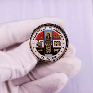 WUNDERSCHÖNE COUNTY OF LOS ANGELES ANSTECKNADEL...BONUS SILBER AUFBEWAHRUNGSTASCHE... - Bild 1 von 2