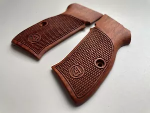 Neu Padauk Holzgriff für CZ 75/85 PCR/D Compact Haft Checker graviert Handarbeit - Bild 1 von 3