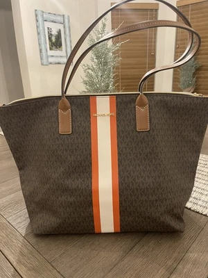 Bolso de Mano Michael Kors Jet Set Grande Marrón Logo con Rayas Naranja Cuero Saffiano.  Foto 1 de 4