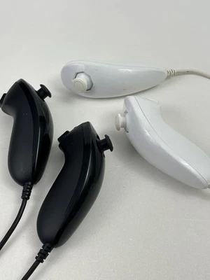 Lote de 4 paquetes oficiales OEM negro/blanco Nintendo Nunchucks para Nintendo Wii o Wii U Foto 1 de 4