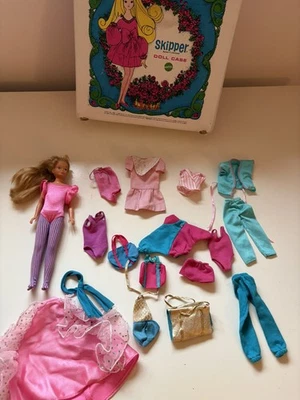 Barbie Skipper Koffer 70er, 80er, 90er Vintage Kleidung Sammlung Konvolut - Bild 1 von 4