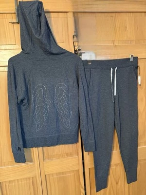 Victoria's Secret Sudadera con Capucha Gris con Alas de Ángel Plateadas (Talla M) y Pantalones-Talla Pequeña Foto 1 de 4