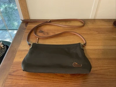 Bandolera Dooney Bourke de nailon marrón Foto 1 de 4