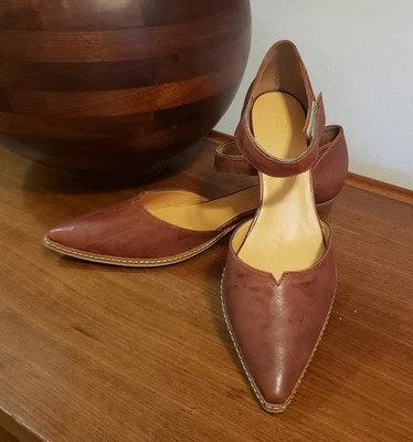 Sapatos femininos Sundance Bombas Yanis Sun Parker couro tijolo feito na França - Imagem 1 de 4