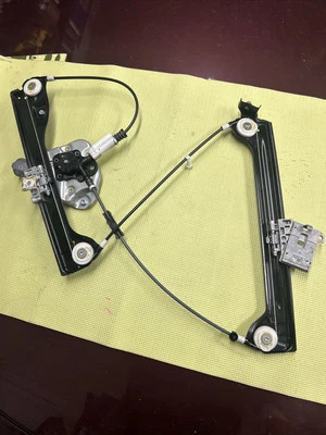 03-06 宝马 Z4 E85 右右手乘客侧动力前窗调节器和电机 — 第 1/4 张图片