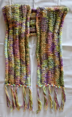 LENÇO XALE DE MALHA FEITO À MÃO AZUL AMARELO VERDE PÊSSEGO ROXO COM CONTAS 70" X 7" - Imagem 1 de 4