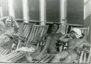 Shirtless Affectionate Handsome young men barefoot beach gay int vtg photo - Picture 1 of 3