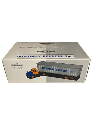 First Gear 1959 International RF-200 W/35' Trailer Roadway Express 19-2067 - Image 1 of 4