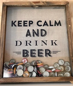 Tappo Birra Scatola Ombra Mantieni Calma e Bevi Birra Legno con Tappi Birra 13x15” Natale - Foto 1 di 9