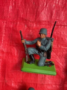 BRITAINS DEETAIL WW2 GERMAN INFANTRY SOLDIERS 1971 Metal Bases - Picture 1 of 12