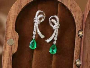 Pendientes colgantes redondos de diamantes creados en laboratorio de 3 quilates para mujer enchapados en oro blanco de 14 quilates - Imagen 1 de 7