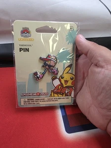 NUEVO Prendedor Pokémon Campeonato Mundial 2025 Anaheim Varsity Toedscool EXCLUSIVO - Imagen 1 de 1