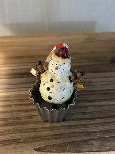 Christbaum- und Weihnachtsschmuck Schneemann im Cupcake Streusel Stern mit Herz - Bild 1 von 3