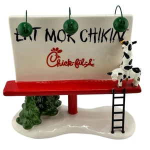 Department 56 Snow Village Chick-Fil-A Eat Mor Chikin Billboard - Bild 1 von 16