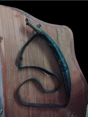 Ancienne poire à poudre en cuivre , cuir  poque renaissance (pleine) - Photo 1/4