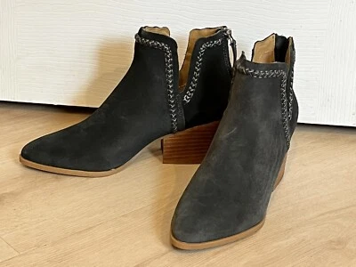 Botín de gamuza Dolce Vita Dylan gris oscuro talla 9 detalle de costuras tacón bloque occidental Foto 1 de 4