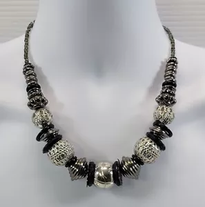 *L32) Collar de bisutería con cuentas negras plateadas tono plateado elementos audaces - Imagen 1 de 8