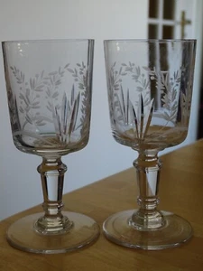 SAINT LOUIS 2 ANCIENS VERRES VIN BLANC CRISTAL GRAVURE A LA ROUE 1900 ht 12 cm - Picture 1 of 9