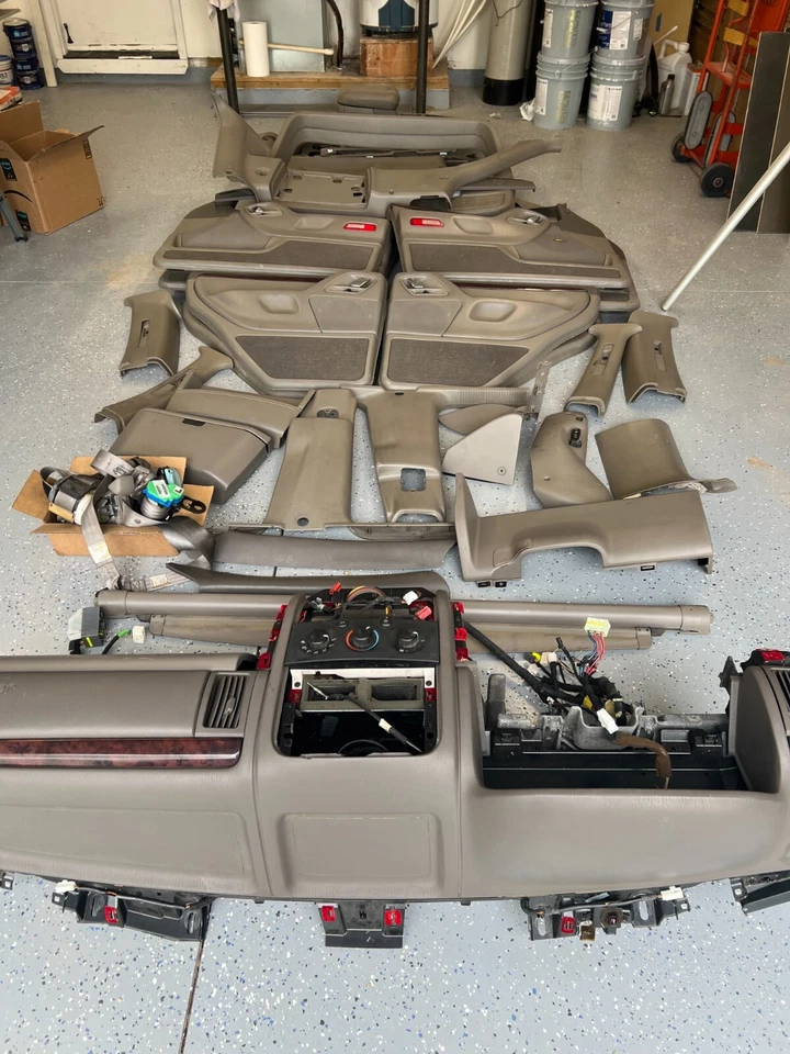 1999-2004 Jeep Grand Cherokee Complete Interior - Image 1 of 4