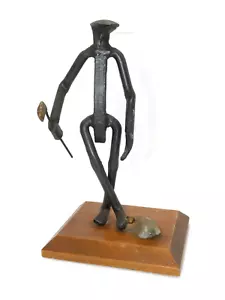 MR. SPIKE IRON RAILROAD SPIKE GOLF ESCULTURA ARTE NEGRO METAL PESADO BASE DE MADERA - Imagen 1 de 10