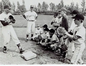 1967 Drahtfoto US Baseball Spieler unterrichten Kinder in Amsterdam Niederlande - Bild 1 von 2