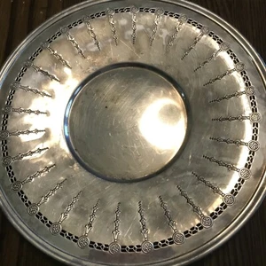 Vintage Wallace plate L2153 with cut out design and embossing 10” - Picture 1 of 7