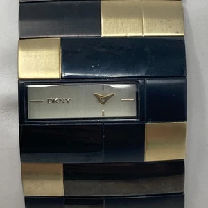 Reloj DKNY Mujer 40mm Tono Dorado Negro Ancho Rectángulo WR 30M Pesado Batería Nueva 7" - Imagen 1 de 21