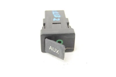 Toyota Fj Cruiser MT 2007-2014 4x4 conector estéreo auxiliar 86190-53010  Foto 1 de 4