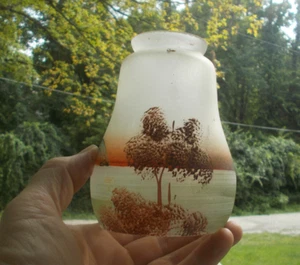 ANTIGUA PANTALLA DE LÁMPARA DE LUZ DE GAS DE VIDRIO ESMERILADO DE LA DÉCADA DE 1890 ÁRBOLES PINTADOS A MANO EN ESCENA DEL LAGO - Imagen 1 de 7