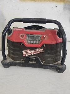 Milwaukee Job Site Radio Cat No: 49-24-0200 Missing turners - Powers on & works - Picture 1 of 8