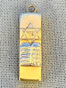 Dije de oro de 14k judaica vintage Mezuzá con estrella de David y diez mandamientos  - Imagen 1 de 4