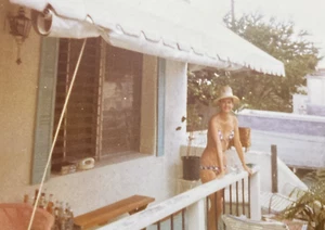 Costume da bagno bikini donna giovane bella sexy 1974 Risqué foto originale P19k14 - Foto 1 di 15