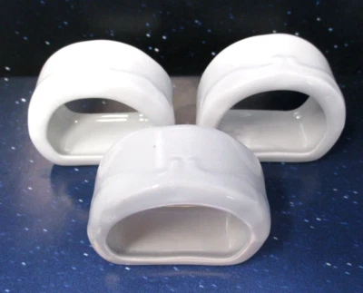 Juego de 3 servilleteros redondos de entretenimiento navideño de cerámica blanca Foto 1 de 4