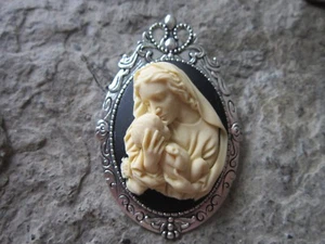 2 IN 1 - VIRGIN MARY KISSING BABY JESUS CAMEO BROOCH - PIN - PENDANT - RELIGIOUS - Picture 1 of 3