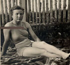 Frau im Badeanzug im Garten - 30er / 50er Jahre - Bademode - Erotik Foto