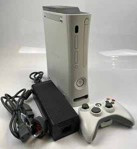 Microsoft Xbox 360 Weiß Spielekonsole mit Controller und Netzteil - Bild 1 von 15