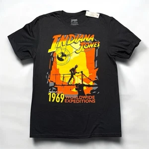 Camiseta Indiana Jones 1969 Worldwide Expeditions para hombre mediana negra Disney nueva con etiquetas - Imagen 1 de 3