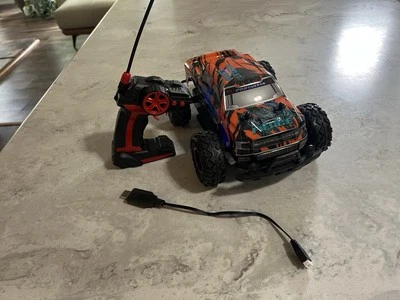 Vendo un coche de carreras de radiocontrol y un Monster Truck 60 dólares a la venta házmelo saber Foto 1 de 4
