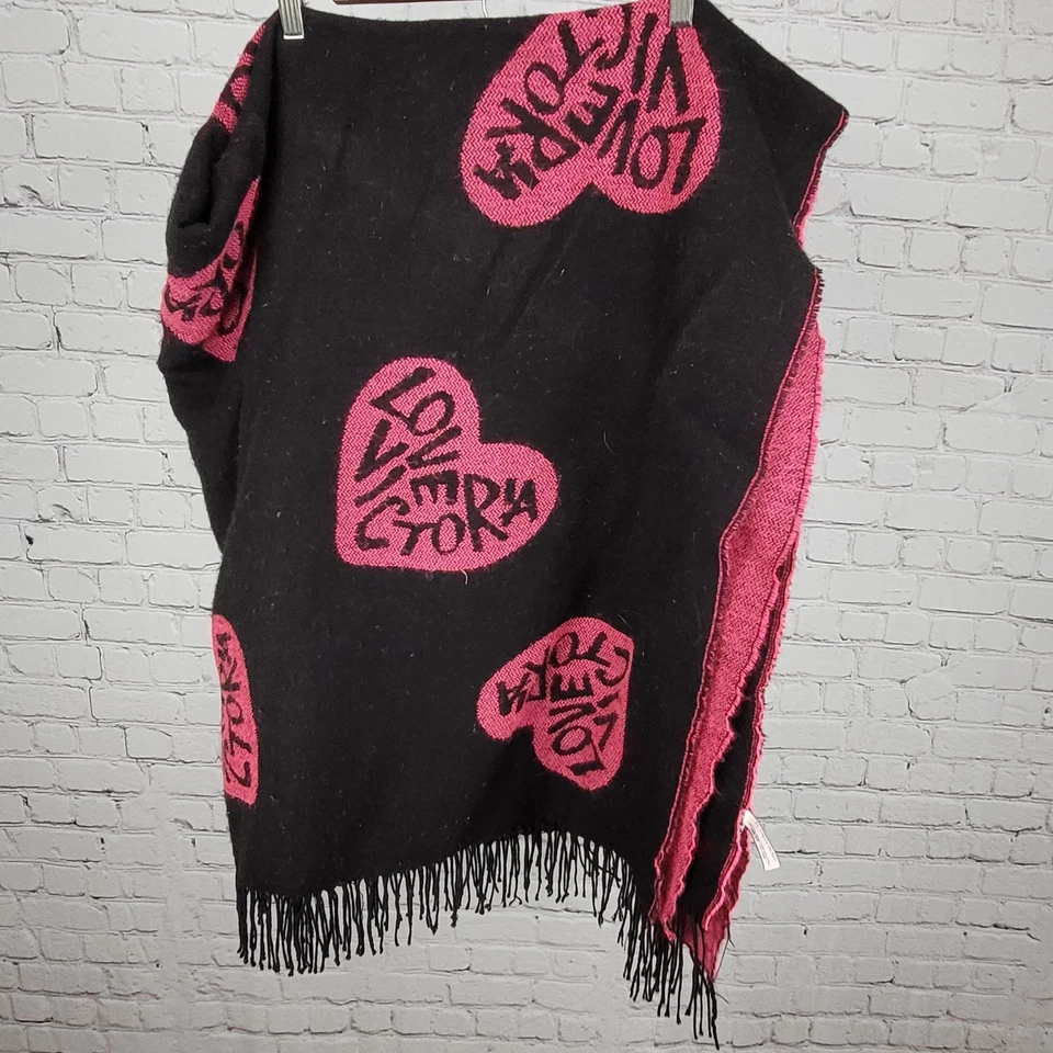 Manta cuadrada Victoria's Secret negra y rosa corazón amor flecos suaves 52x58 Foto 1 de 4