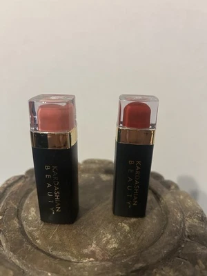 Lápices labiales Kardashian Beauty Phoenix 563 y Persevere 560 Foto 1 de 4