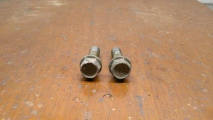 04 - 08 MAZDA RX8 PINZA FRENO TRASERO PERNOS DE MONTAJE - Imagen 1 de 3