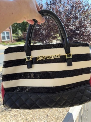 Cartera Betsey Johnson Lentejuelas Rayas Blancas y Negras con Forro Floral Rosa Foto 1 de 4